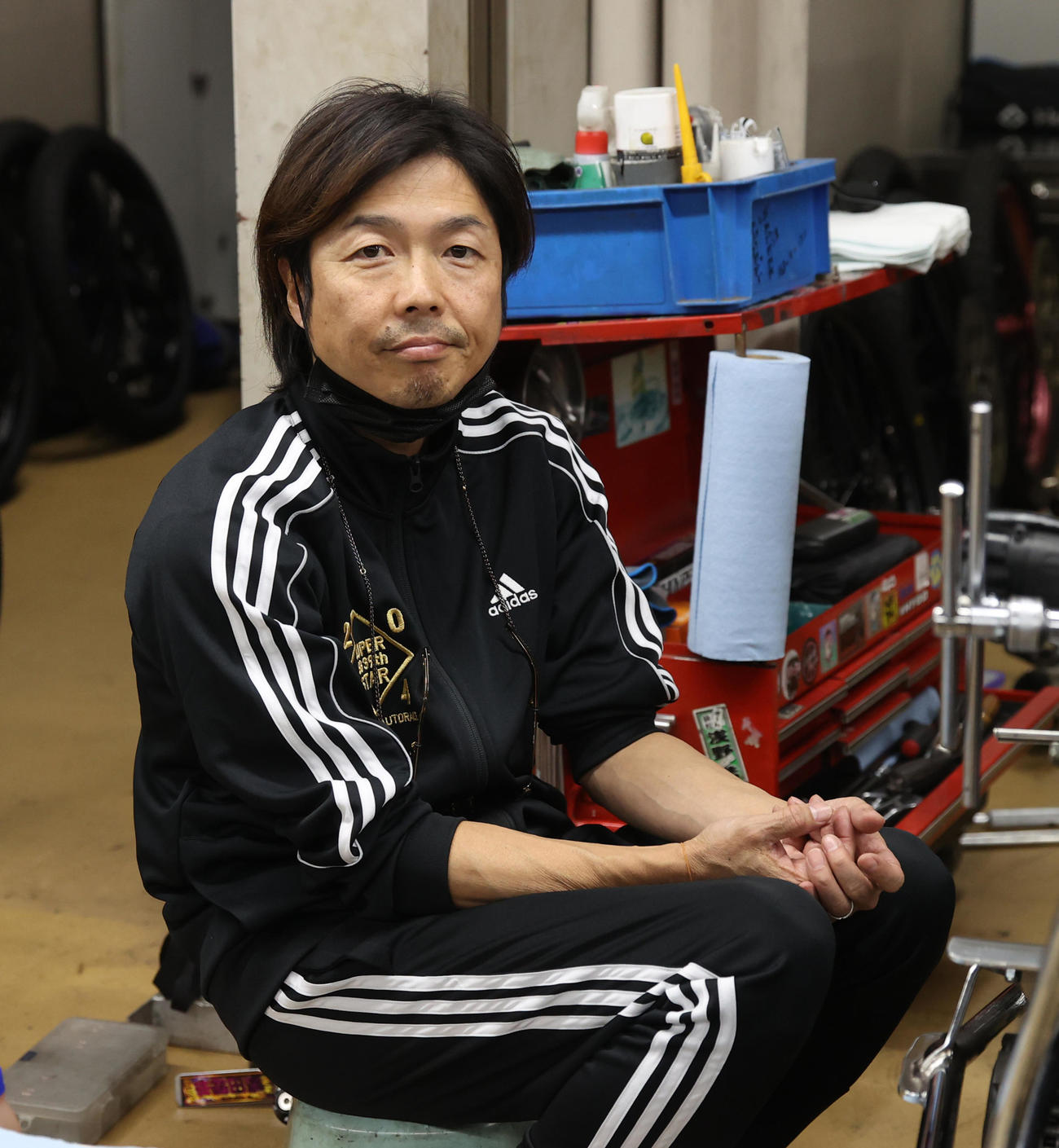 SSトライアル戦の前検で撮影に応じる有吉辰也（撮影・柴田隆二）