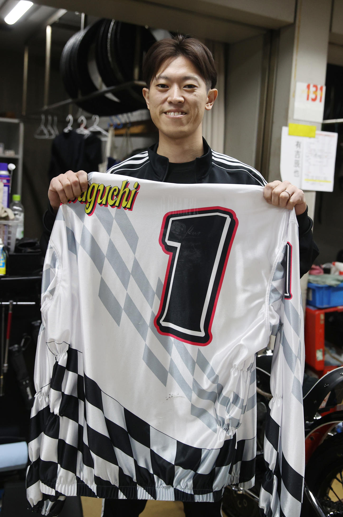 SS・TR2回戦12Rの枠番抽選で1番を引き喜ぶ中村杏亮（撮影・柴田隆二）