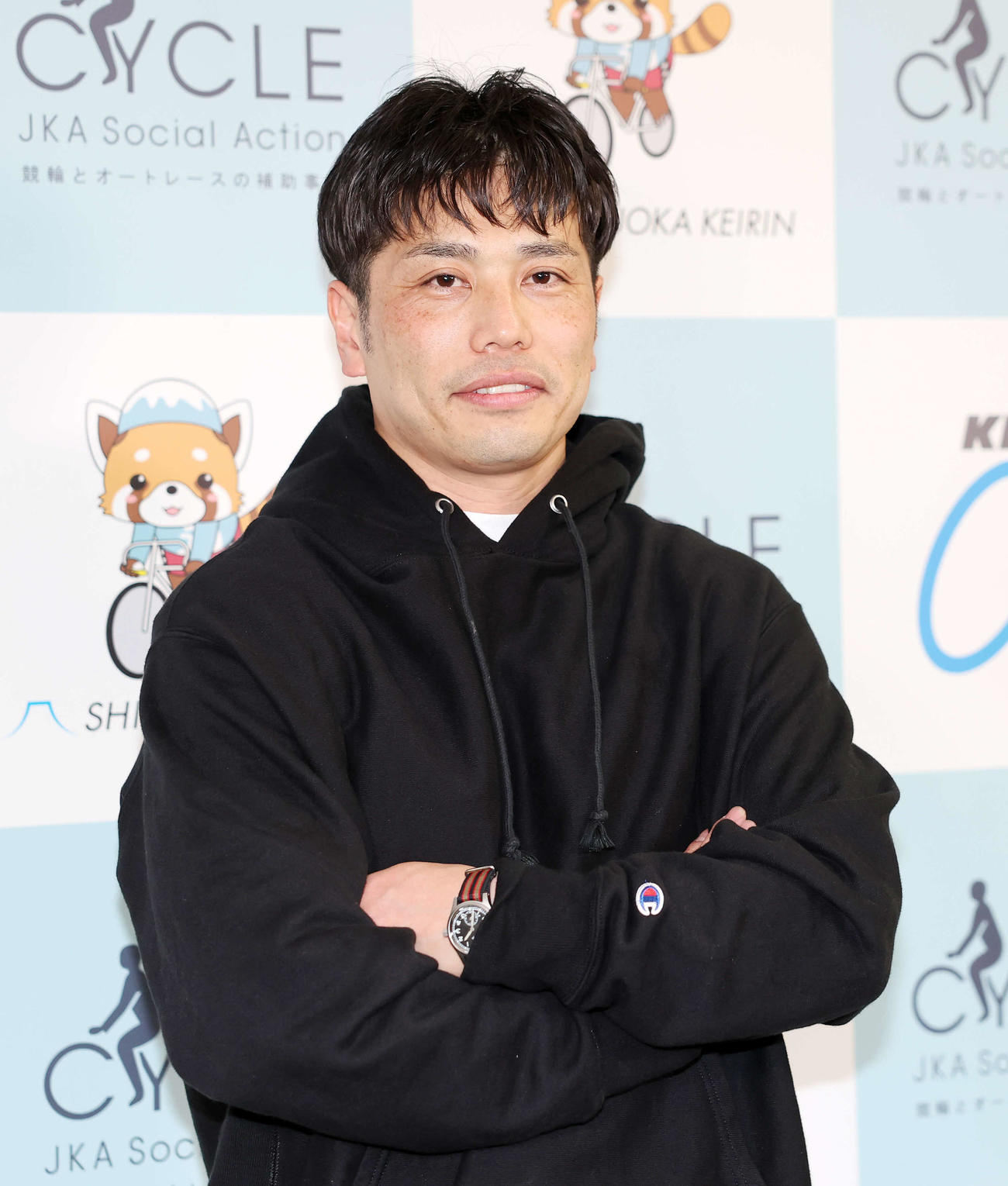 ポーズを決める岩本俊介（撮影・鈴木正人）