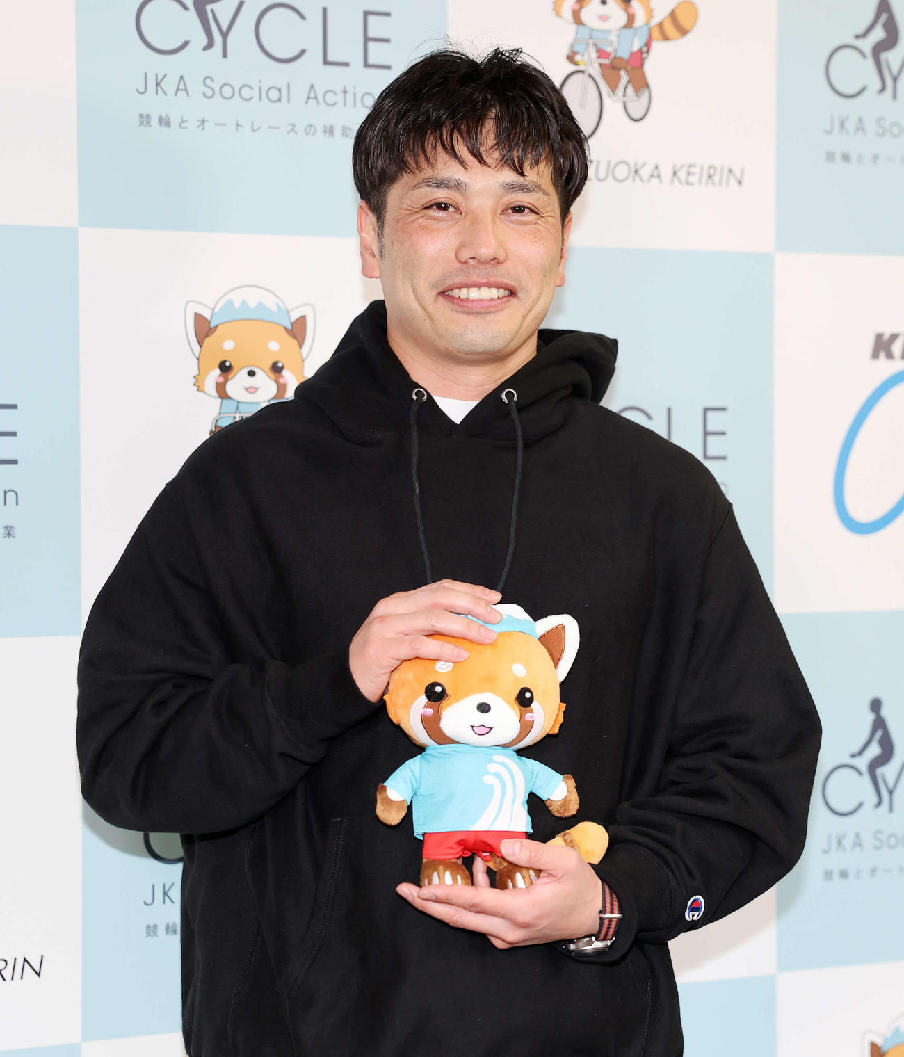 ポーズを決める岩本俊介（撮影・鈴木正人）