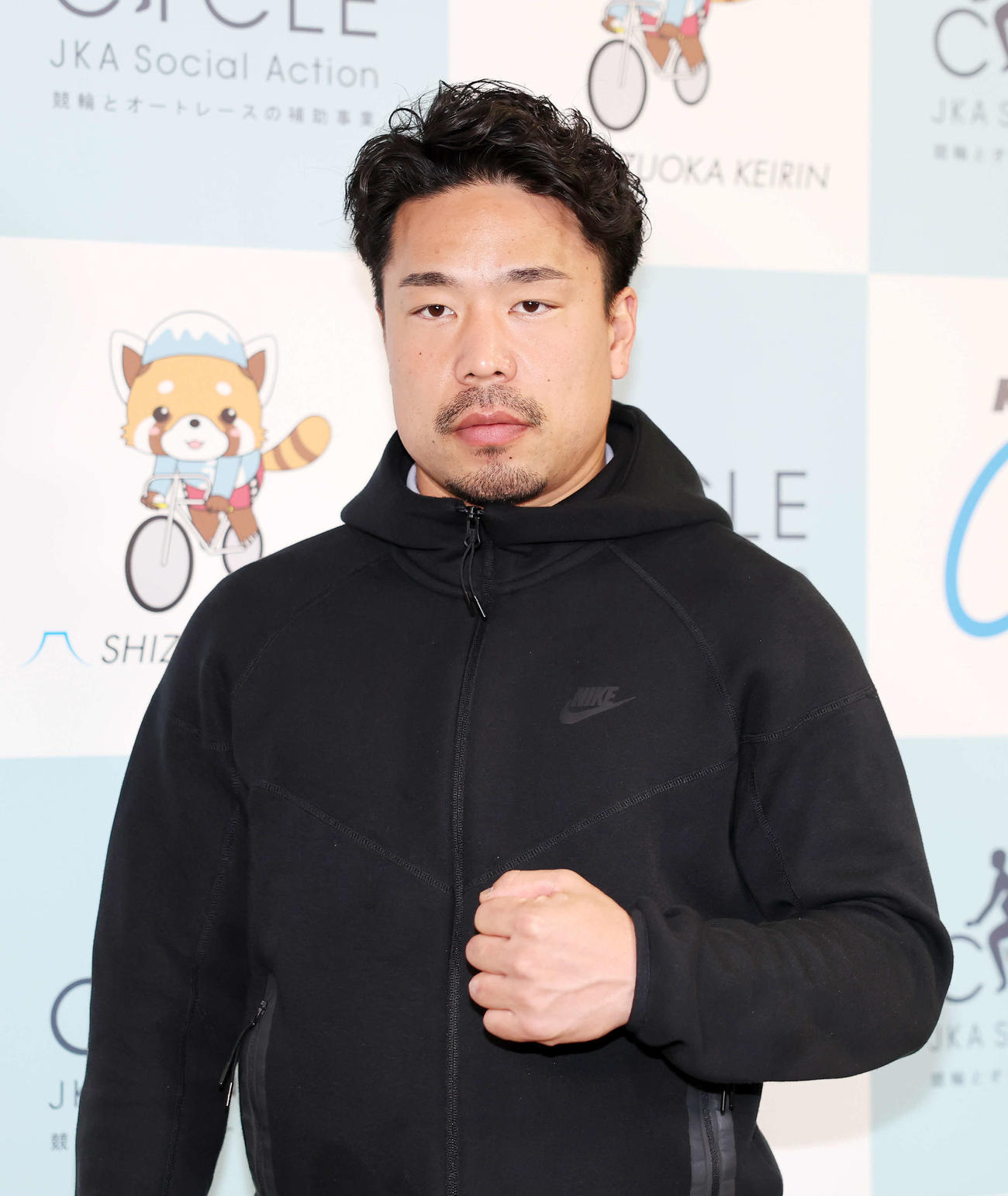 ポーズを決める古性優作（撮影・鈴木正人）