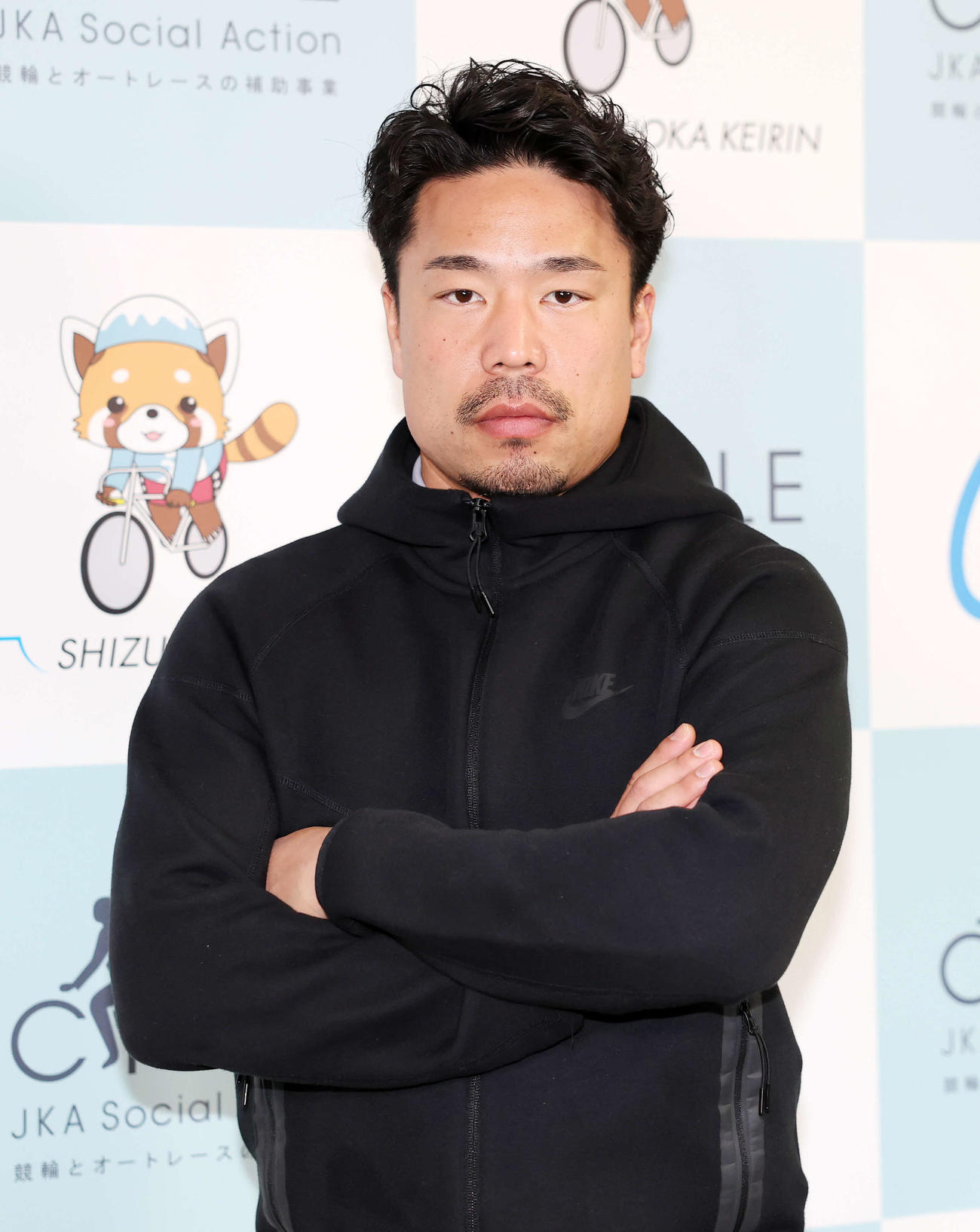 ポーズを決める古性優作（撮影・鈴木正人）