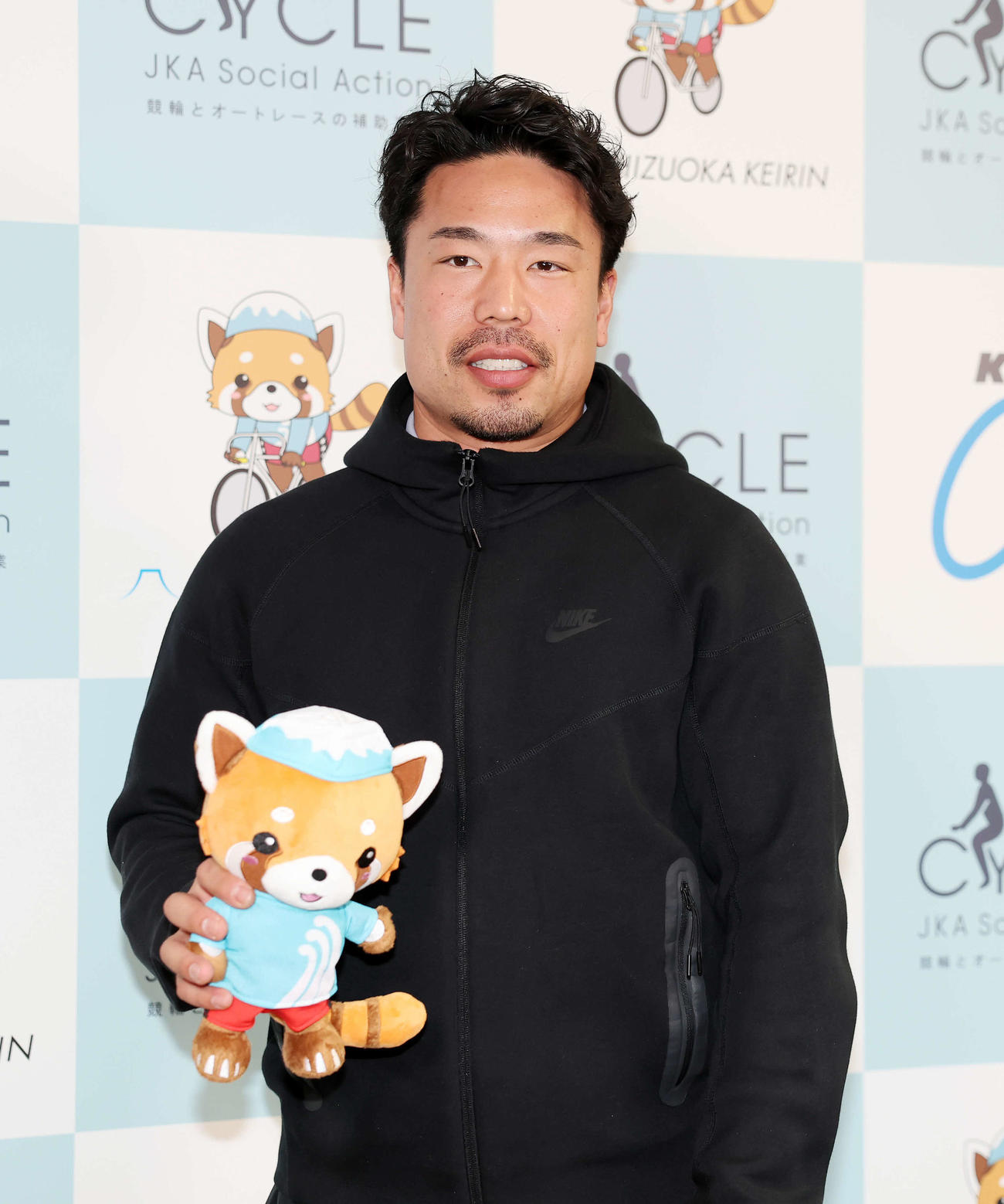 ポーズを決める古性優作（撮影・鈴木正人）