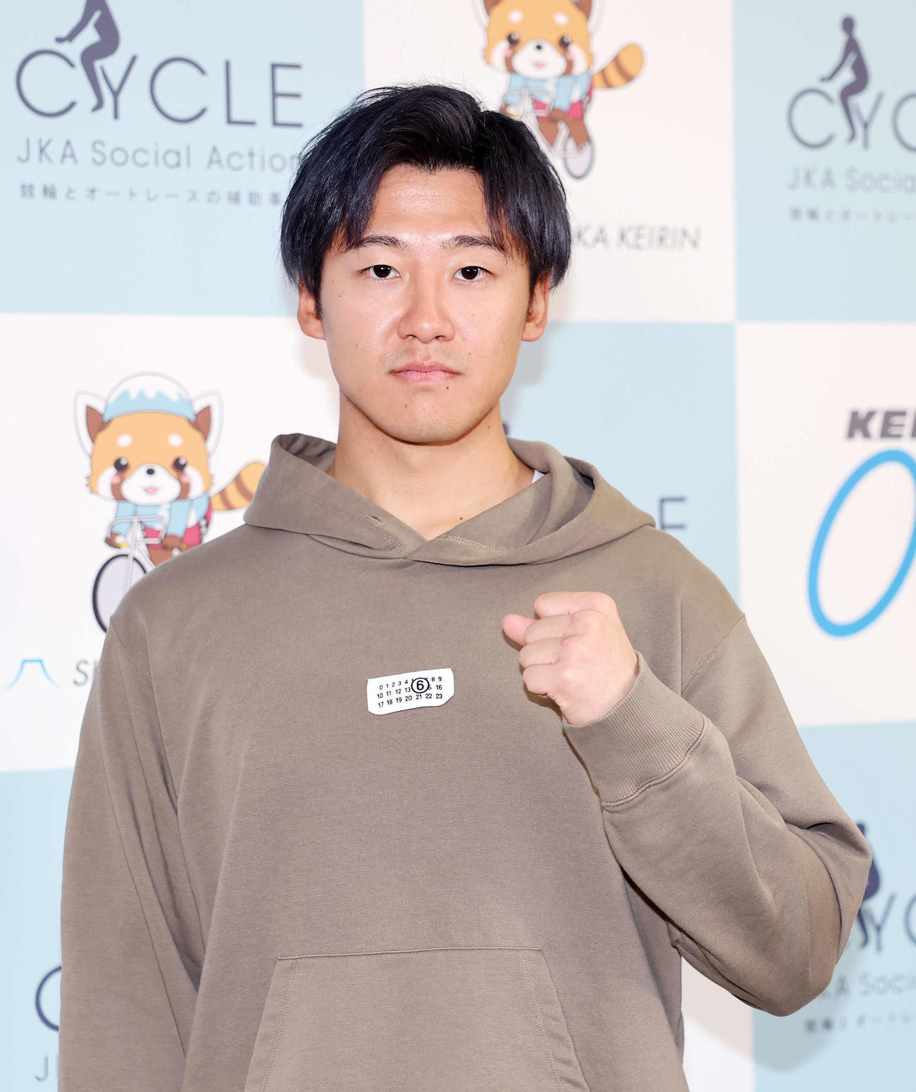 ポーズを決める真杉匠（撮影・鈴木正人）