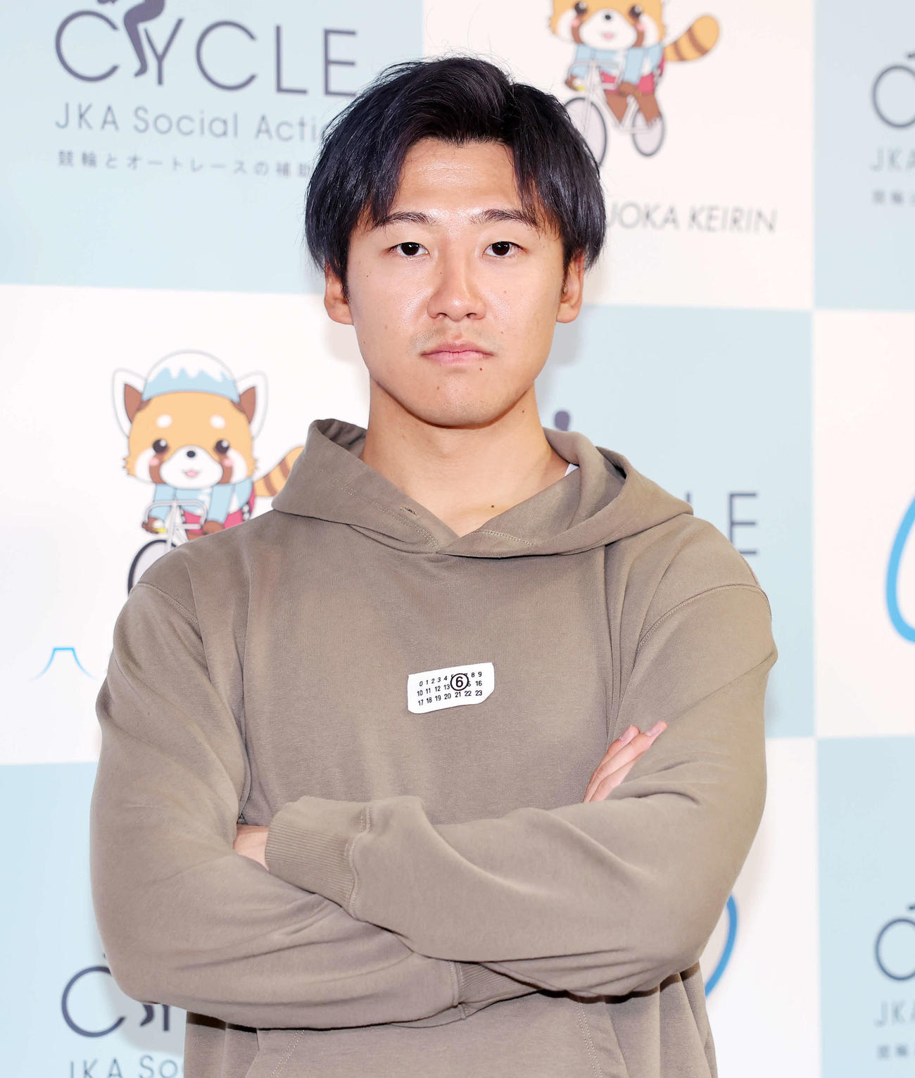 ポーズを決める真杉匠（撮影・鈴木正人）