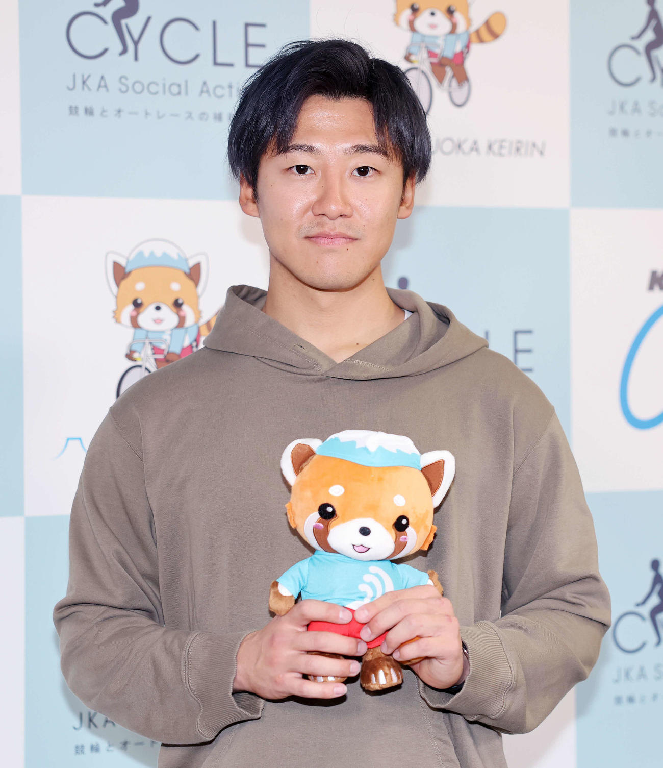 ポーズを決める真杉匠（撮影・鈴木正人）