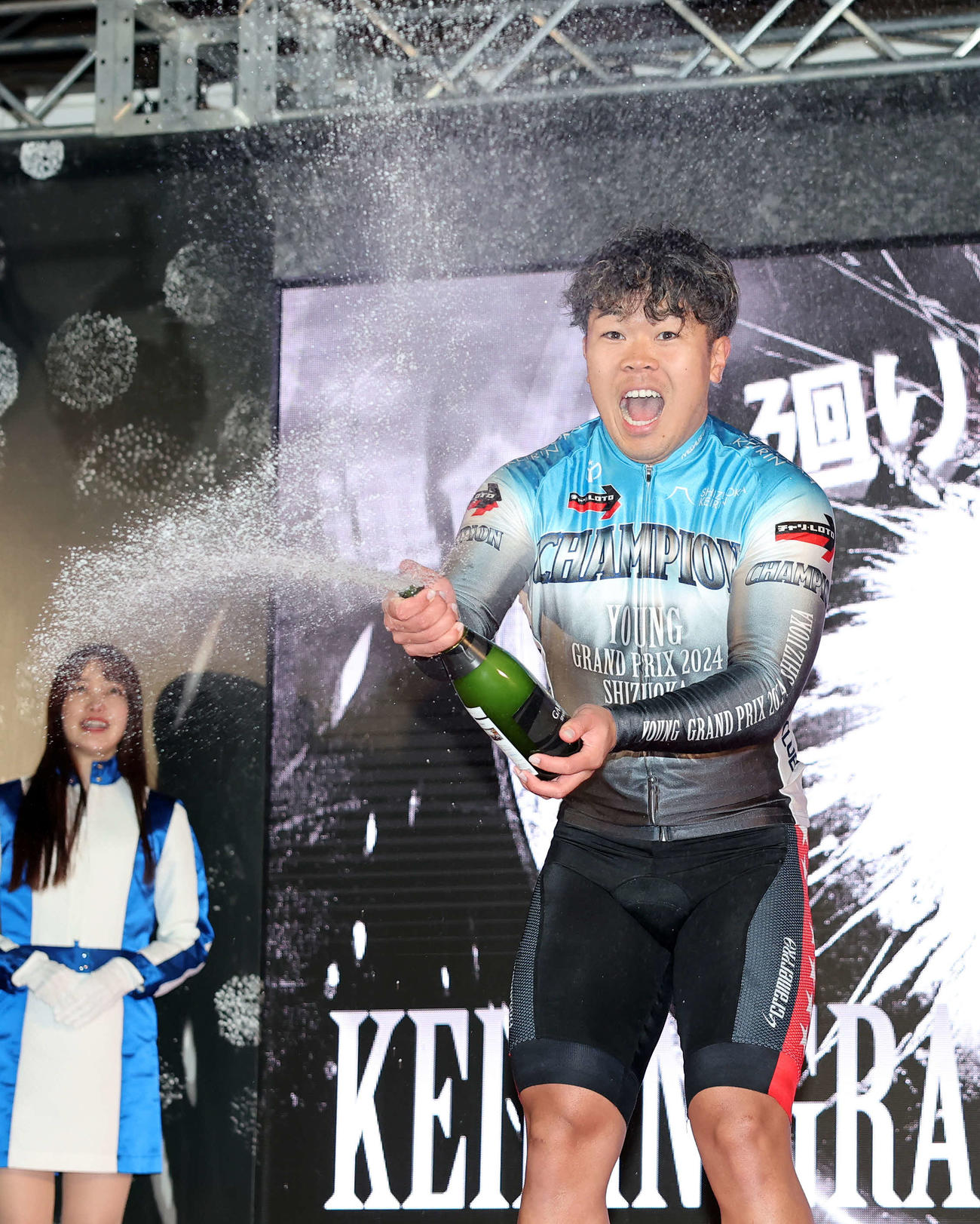 ヤンググランプリを制しシャンパンファイトする纐纈洸翔（撮影・鈴木正人）