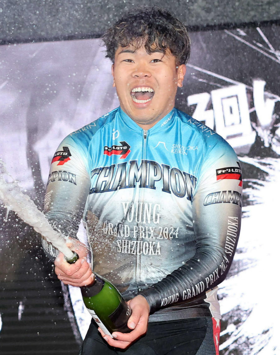 ヤンググランプリを制し、シャンパンを開ける纐纈洸翔