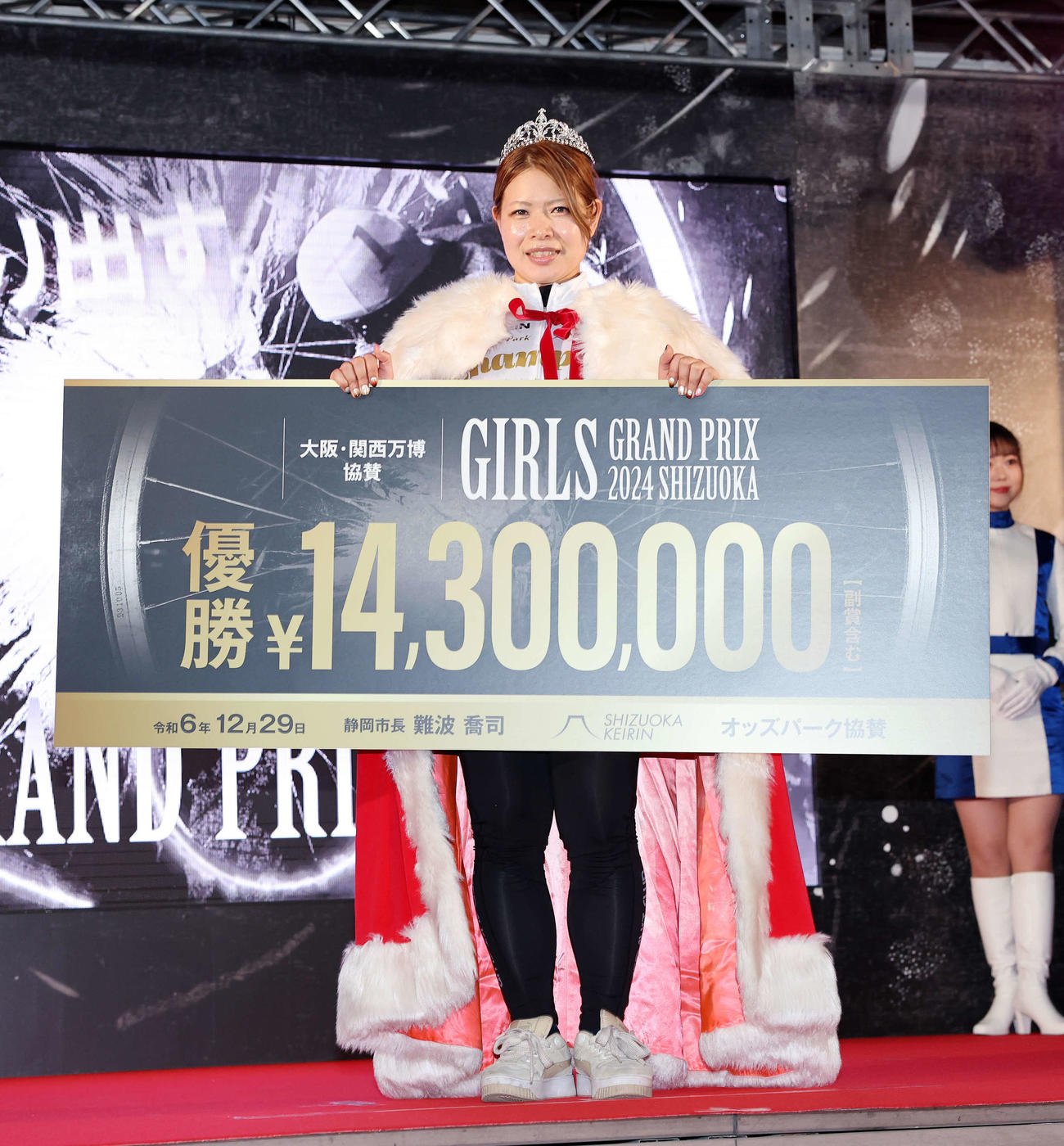 ガールズグランプリを制し賞金ボードを手にする石井寛子（撮影・鈴木正人）