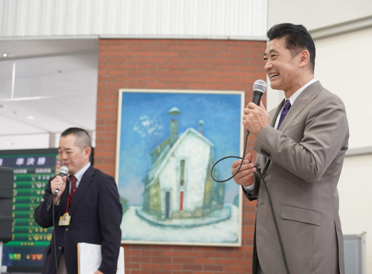 神山雄一郎氏（右）がファンにあいさつ（撮影：トータリゼータエンジニアリング(株)降旗慎之介）