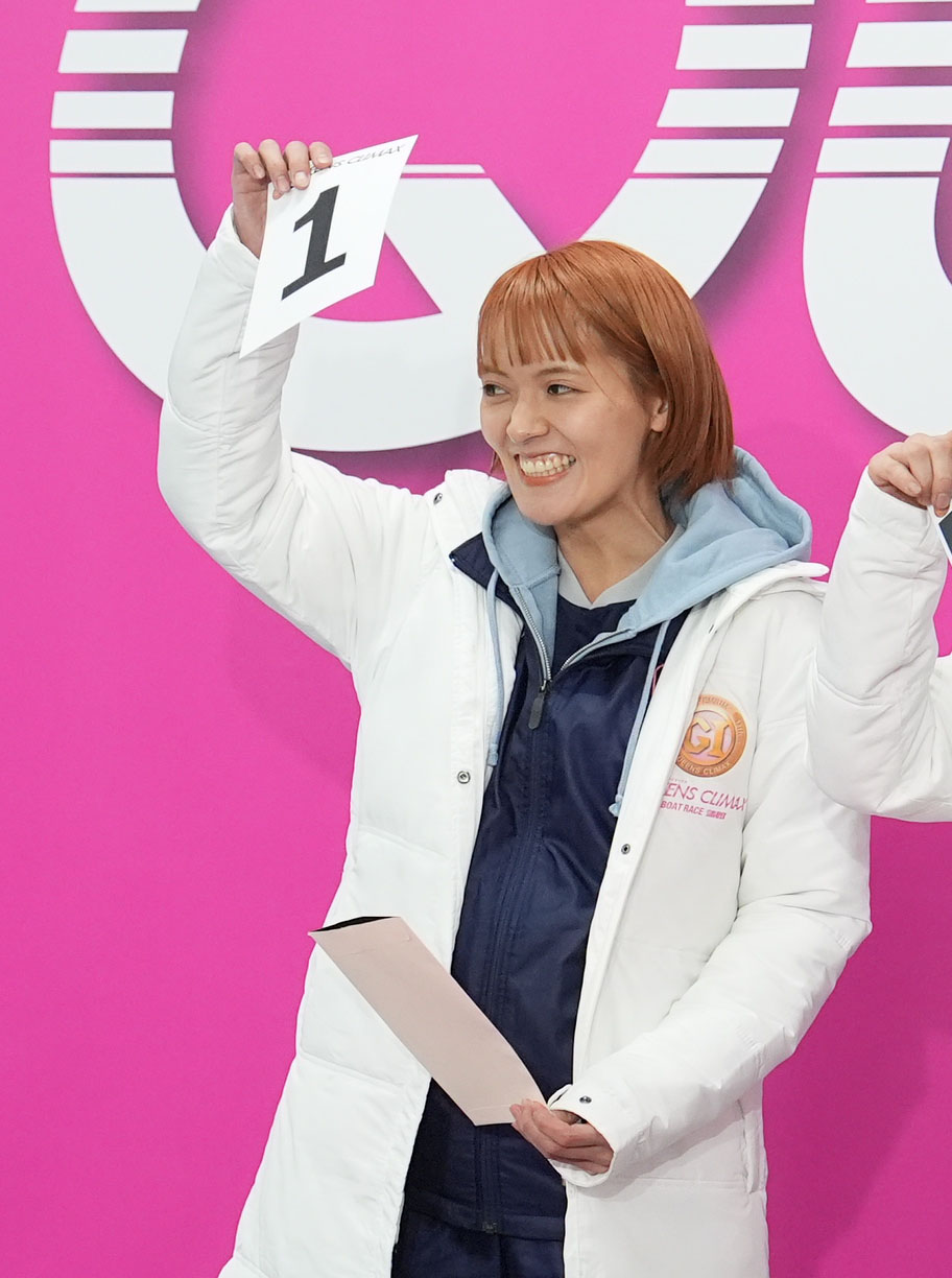 PG1クイーンズクライマックス　明日の1号艇を引き当てた渡辺優美（撮影・森本幸一）