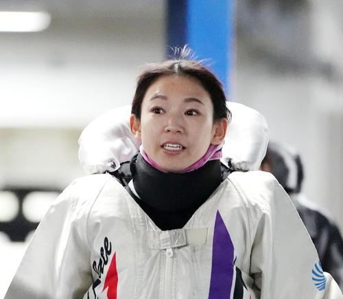 守屋美穂選手サイン入り　ガァ～コオリジナル折りたたみクッション 人気に応えた守屋美穂が好感触をアピール/蒲郡クイーンズ
