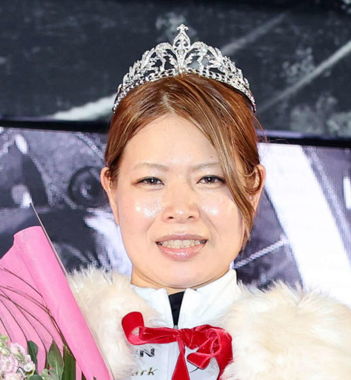 ガールズグランプリを制し笑顔を見せる石井寛子（撮影・鈴木正人）