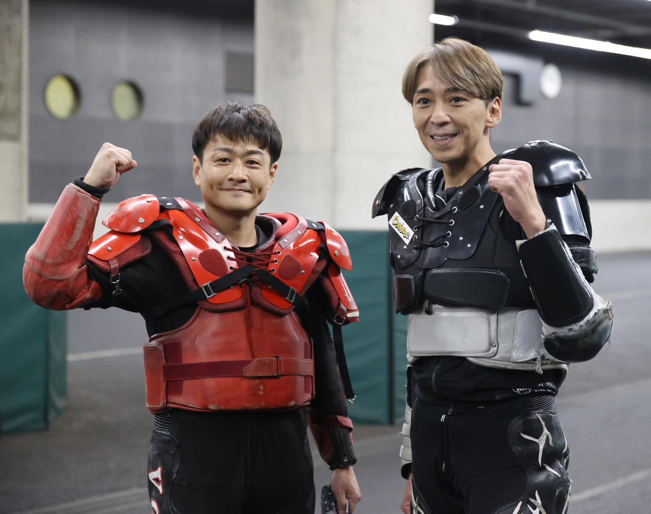SSシリーズ準決勝戦8Rで1着の山田真弘（左）と2着の森且行はガッツポーズする（撮影・柴田隆二）