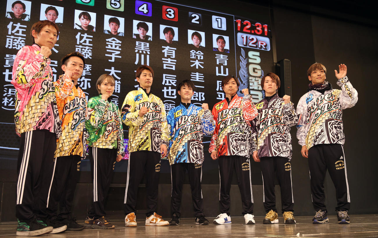 SS王座決定戦公開枠番選択会を終えて記念撮影に納まる、左から佐藤貴也、鈴木宏和、佐藤摩弥、金子大輔、黒川京介、有吉辰也、鈴木圭一郎、青山周平（撮影・柴田隆二）