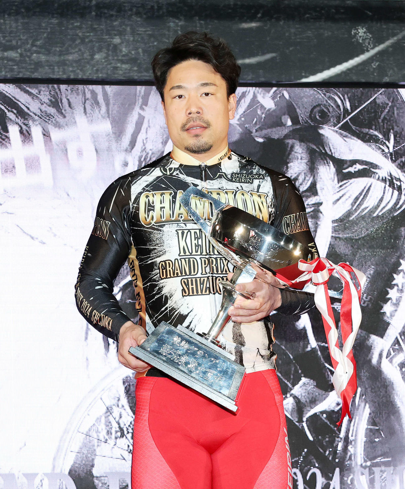 優勝杯を手に写真に納まる古性優作（撮影・鈴木正人）