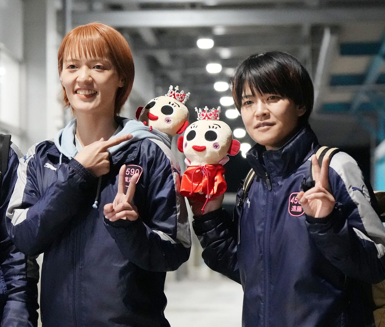 集合写真でポーズを決める（左から）渡辺優美、遠藤エミ（撮影・森本幸一）