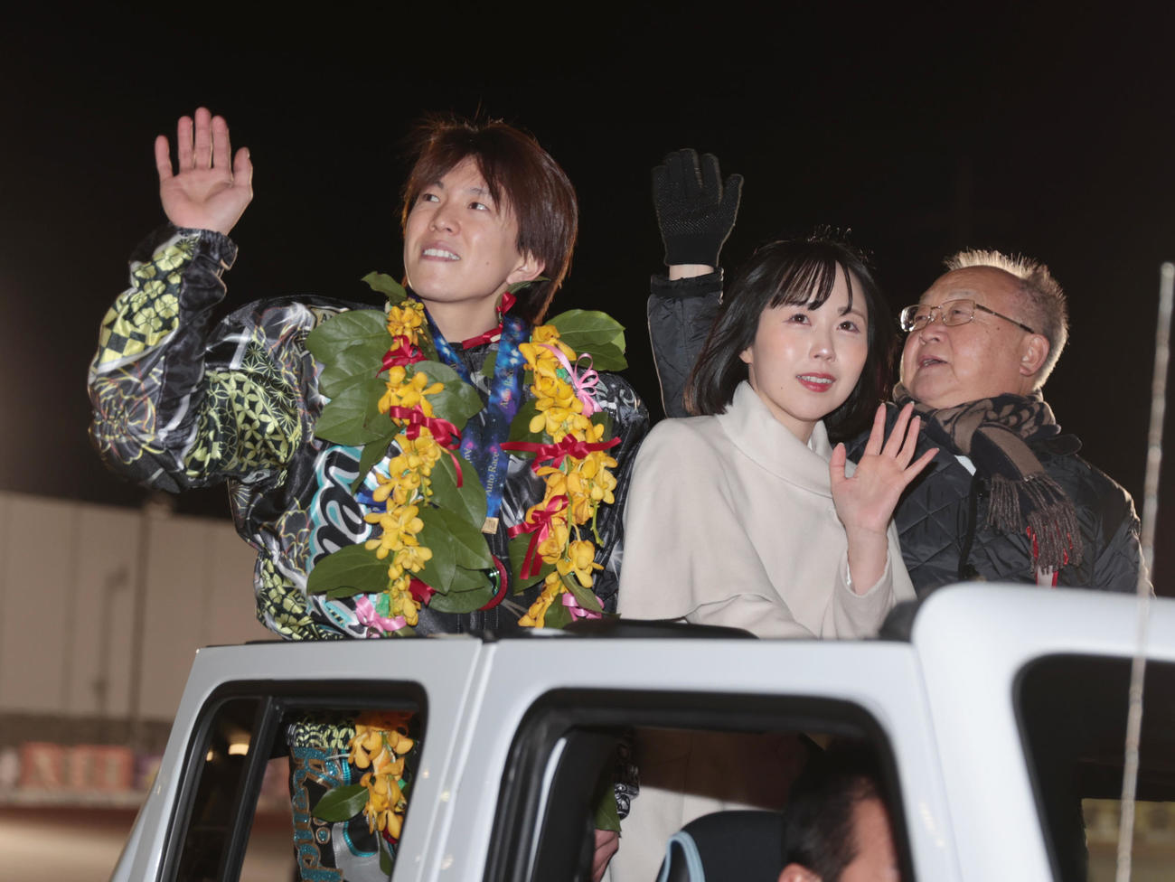 SS王座決定戦で優勝した鈴木圭一郎（左）は川口オートレースイメージガール夜道雪、奥ノ木信夫川口市長と場内1周する（撮影・柴田隆二）