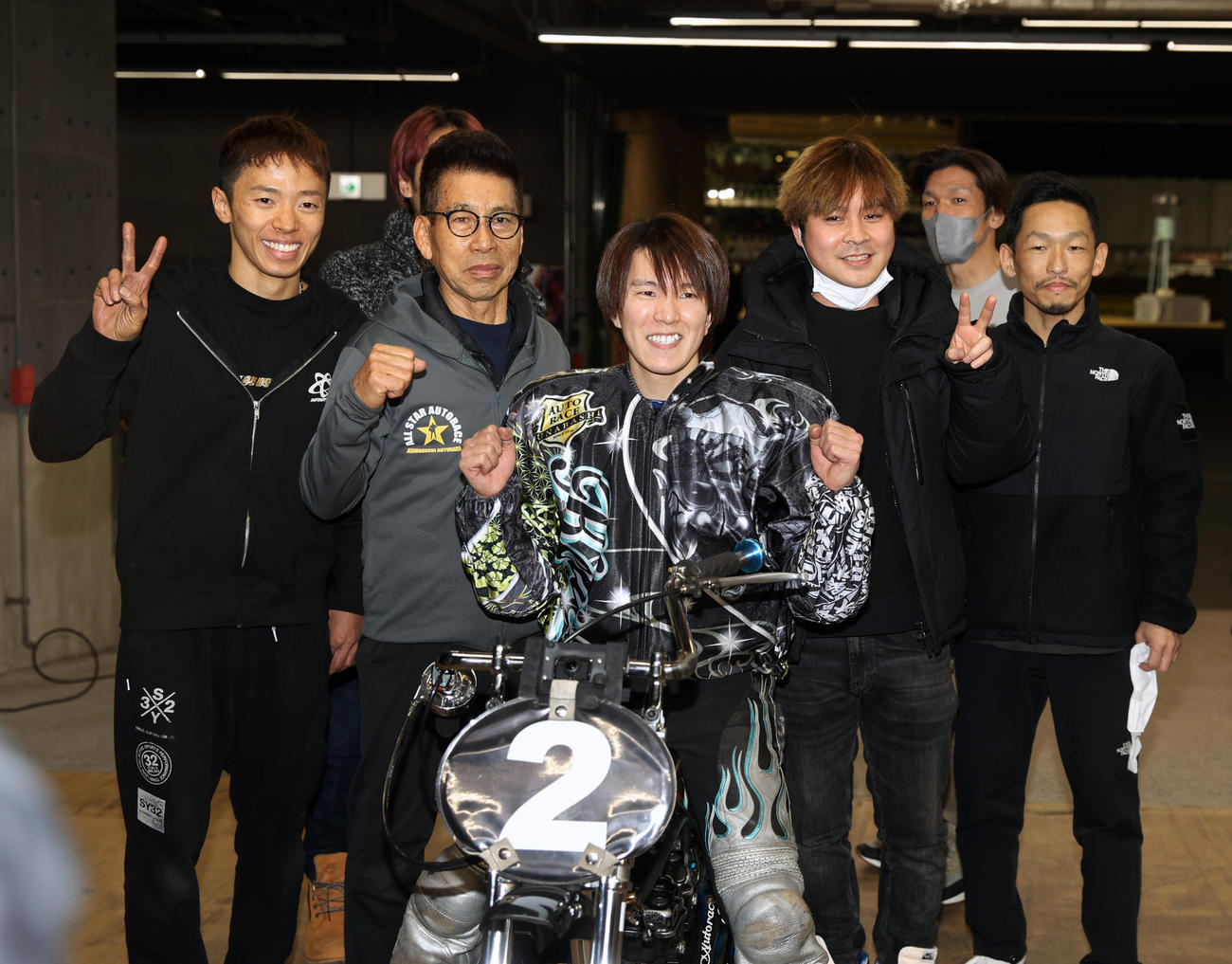 SS王座決定戦で優勝した鈴木圭一郎（中央）は、左から小林瑞季、篠崎実、1人置いて吉原恭佑、中村雅人と記念撮影に納まる（撮影・柴田隆二）