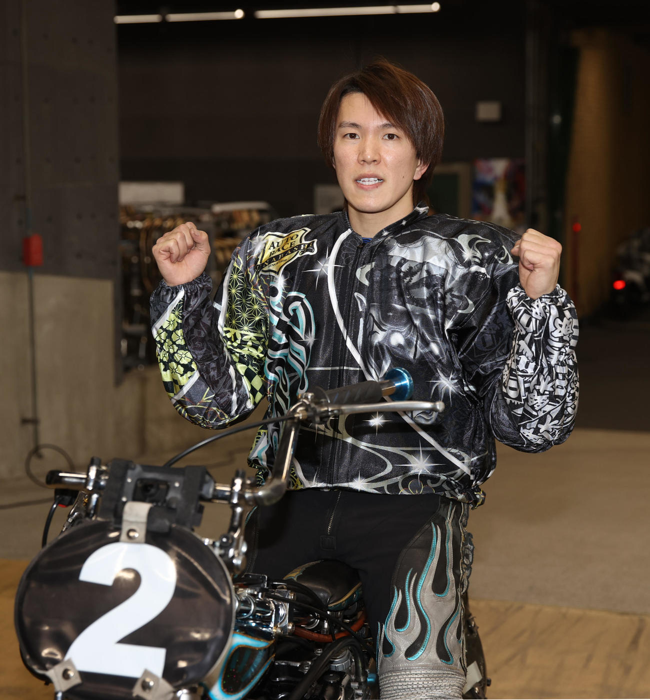 SS王座決定戦で優勝した鈴木圭一郎はガッツポーズする（撮影・柴田隆二）