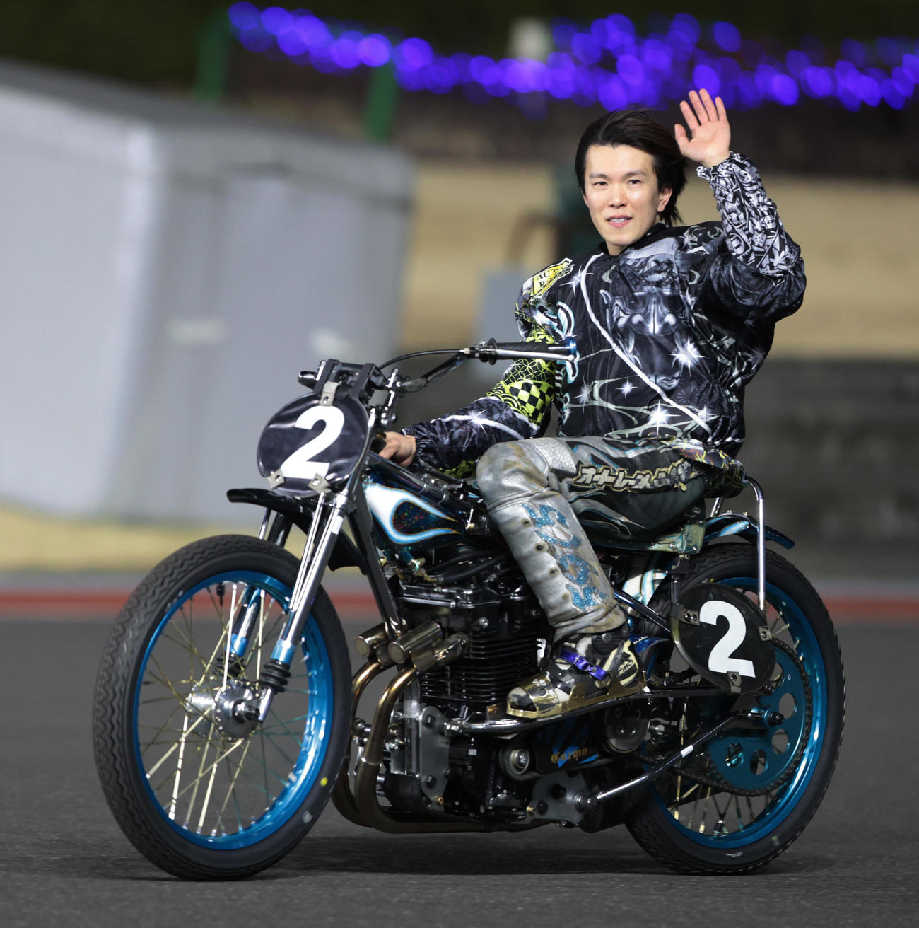 SS王座決定戦で優勝した鈴木圭一郎はウイニングランする（撮影・柴田隆二）
