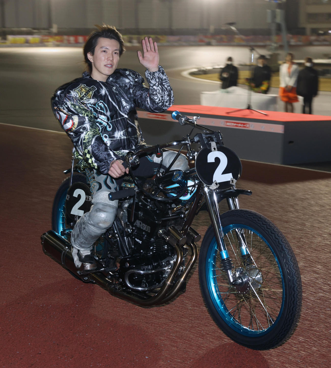 SS王座決定戦で優勝した鈴木圭一郎はウイニングランする（撮影・柴田隆二）