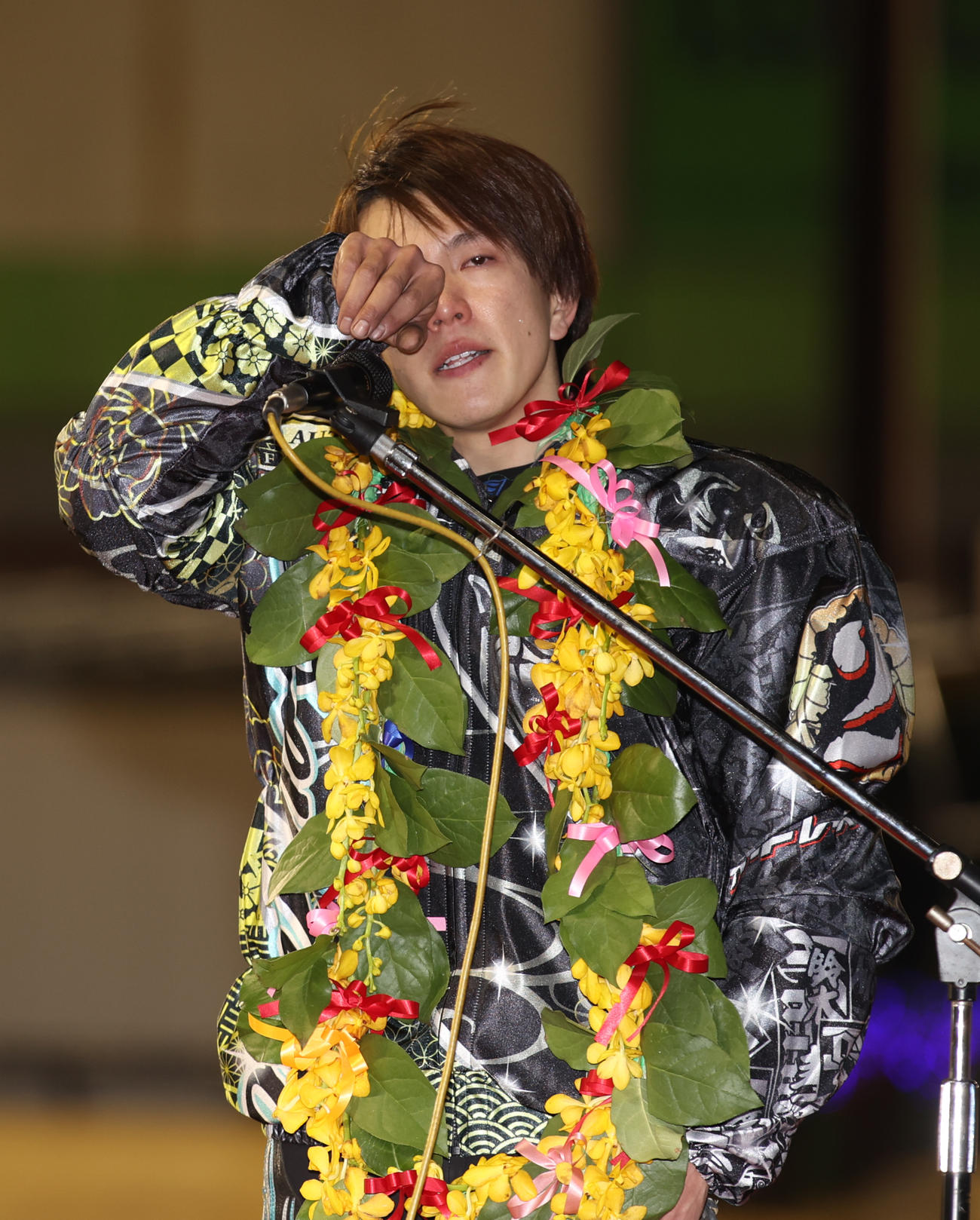 SS王座決定戦で優勝した鈴木圭一郎は表彰式で涙を流す（撮影・柴田隆二）