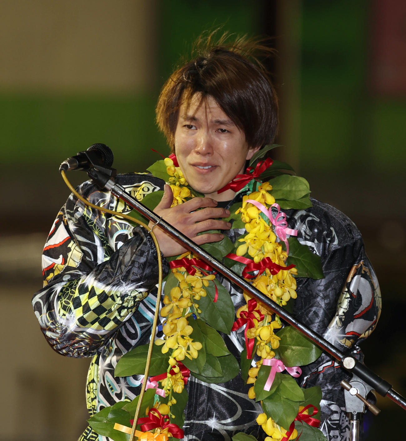 SS王座決定戦で優勝した鈴木圭一郎は表彰式で涙を流す（撮影・柴田隆二）