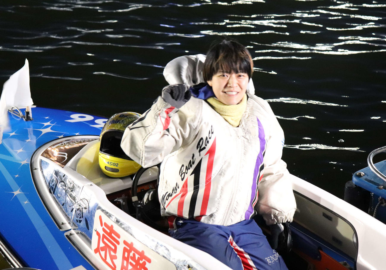 ボートの上でガッツポーズをする遠藤エミ