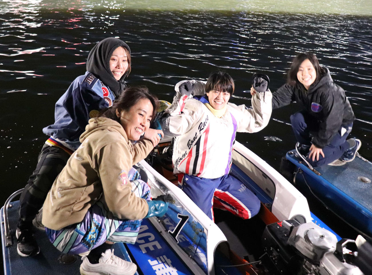 ピットで仲間（手前左から香川素子、今井美亜、右は樋口由加里）に祝福される遠藤エミ