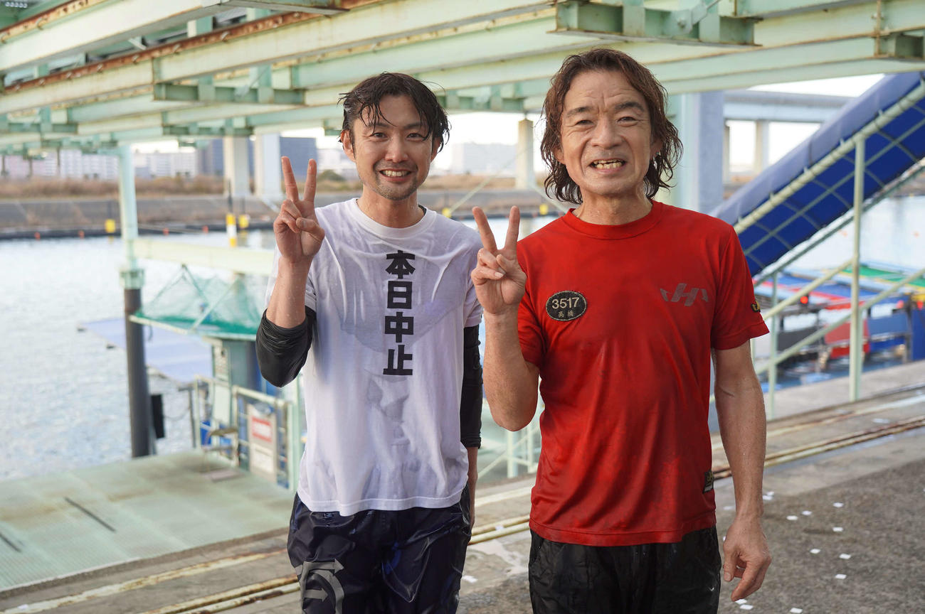 初日、ともに江戸川通算200勝を達成した桑原将光（左）と高橋勲がピースサイン