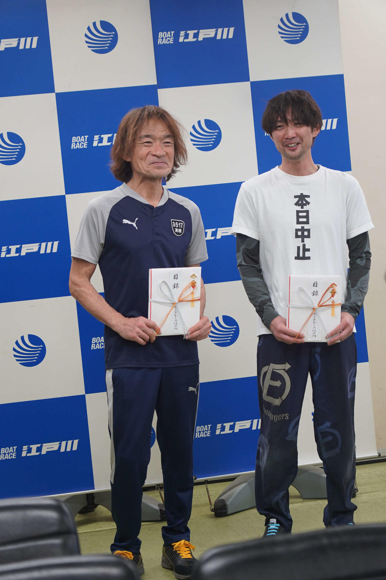 江戸川通算200勝を達成した高橋勲（左）と桑原将光に記念の目録が贈られた