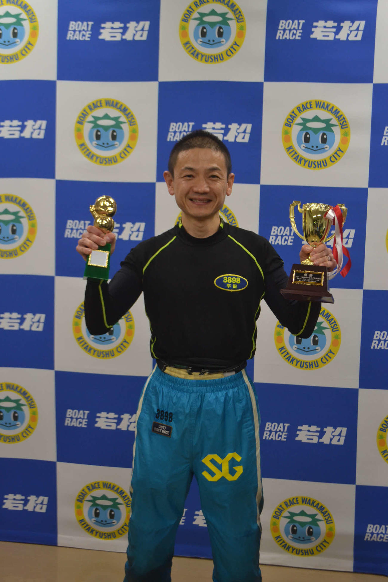 若松通算10度目の優勝となった平田忠則が、トロフィーを両手にガッツポーズ