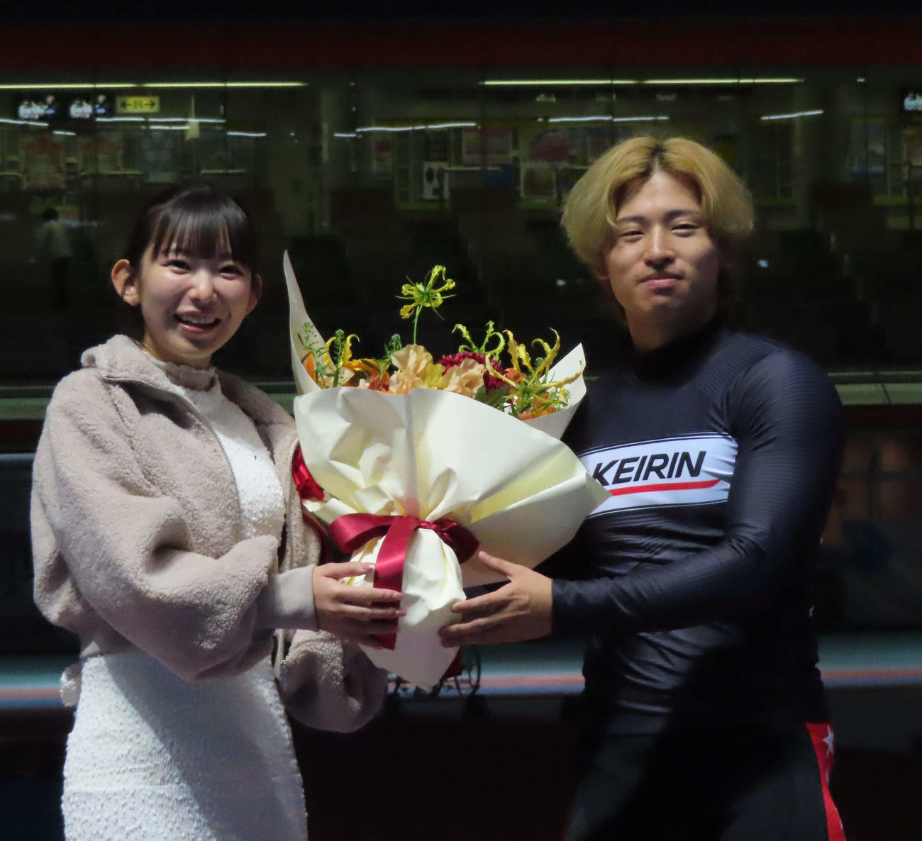 立川競輪場　山口拳矢（右）がグラドル雀士の長沢茉里奈さんより優勝を祝福される（撮影・野島成浩）