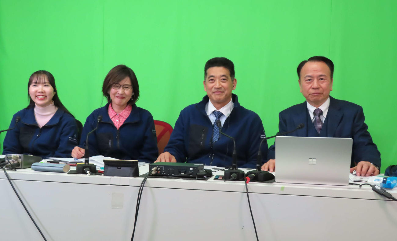 立川競輪の中継にゲスト出演した神山雄一郎氏と山口健治氏（それぞれ左から3人目、4人目）（撮影・野島成浩）