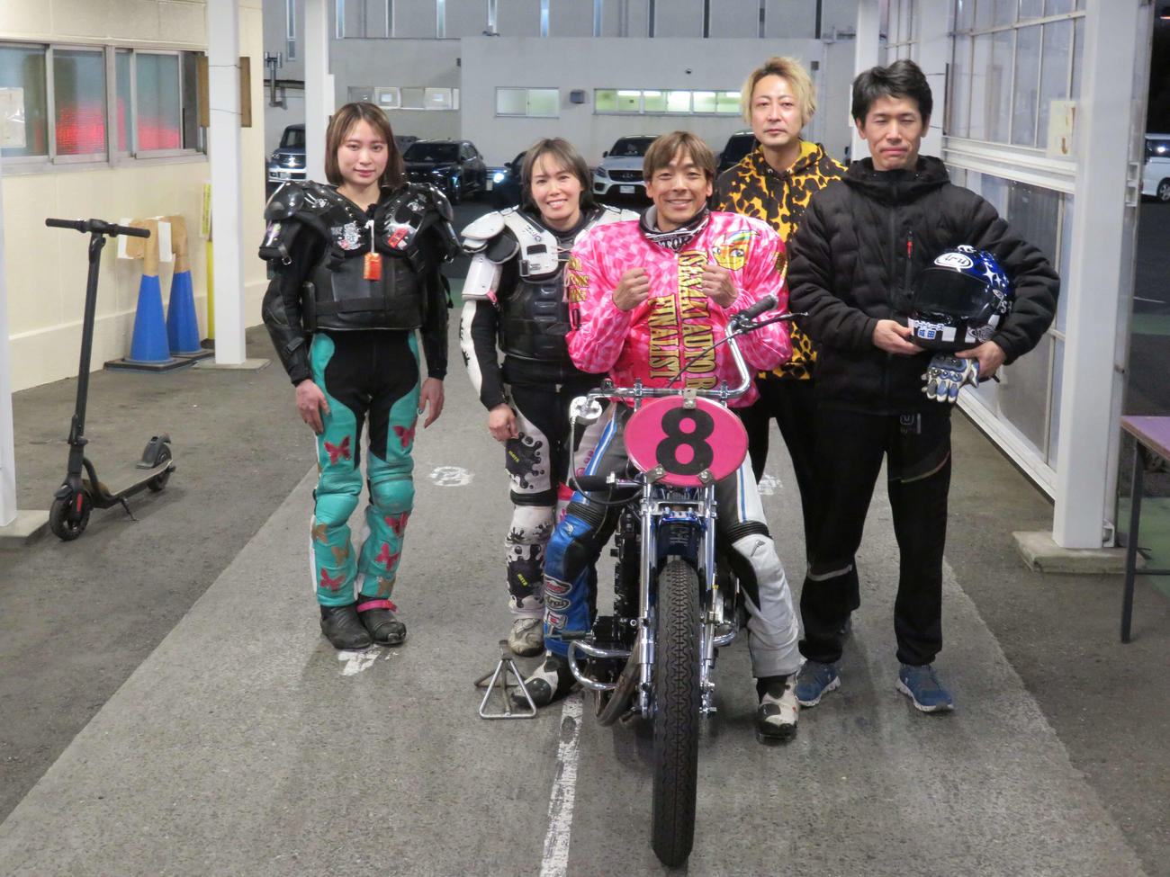 前人未到の偉業を成し遂げた青山周平が、同じレースで戦った女子選手の佐藤摩弥、新井日和と一緒に記念撮影（撮影・小川将司）