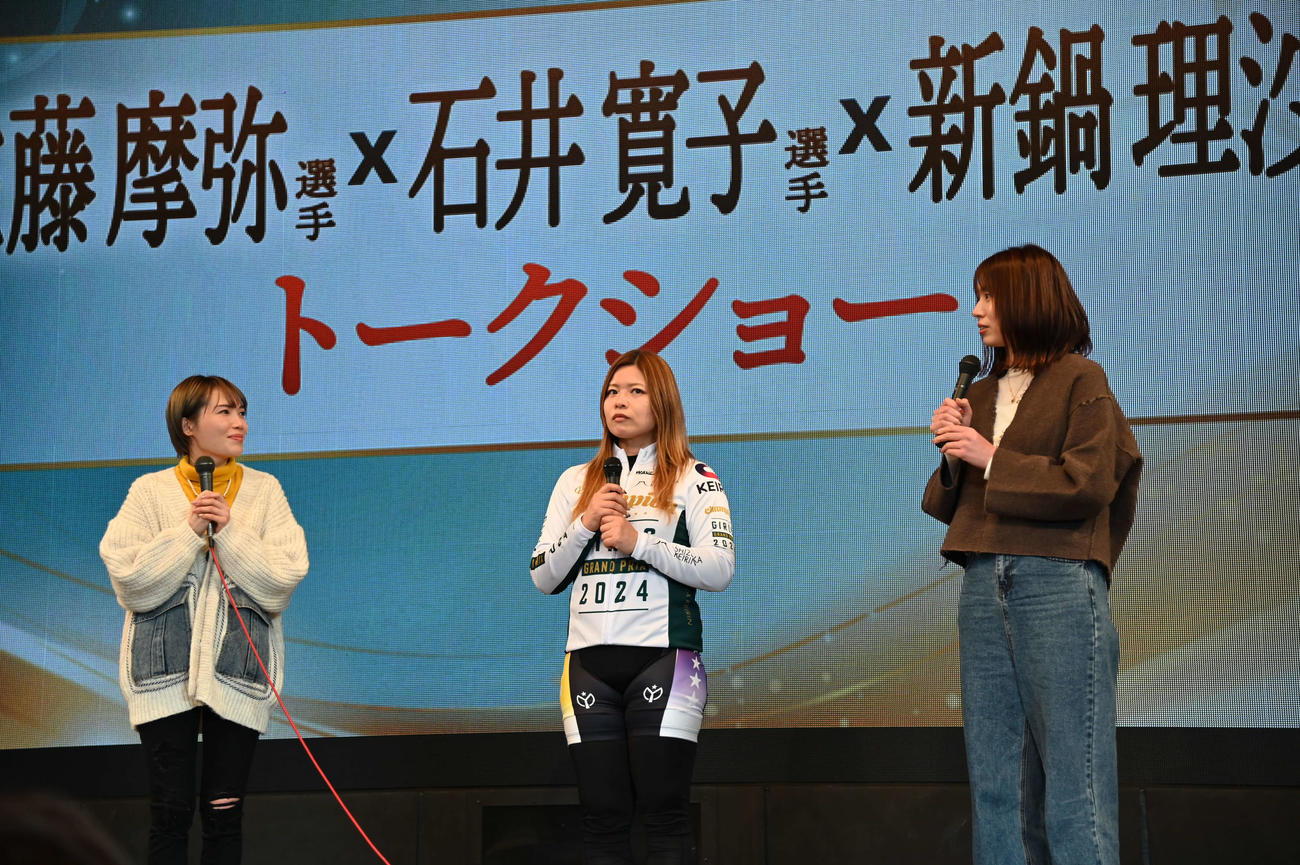 トークショーを行った（左から）佐藤摩弥、石井寛子、新鍋理沙さん