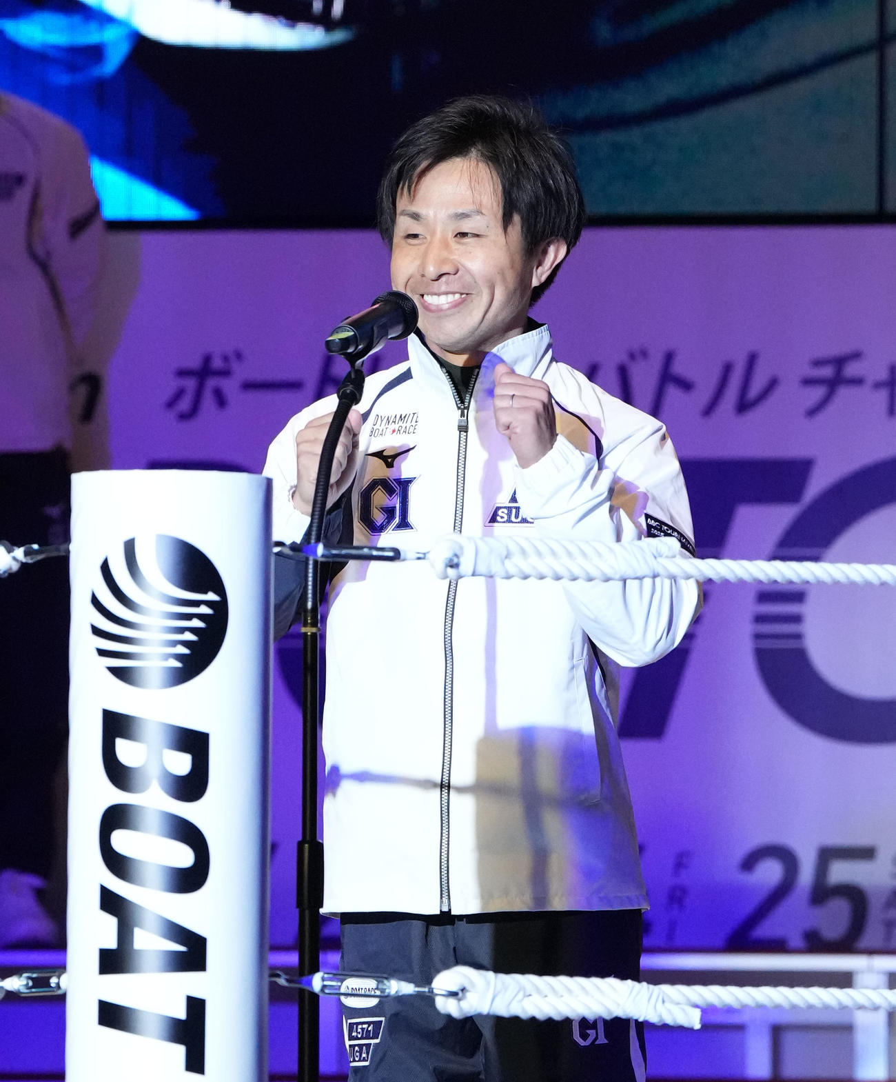 セレモニーであいさつをする菅（撮影・森本幸一）