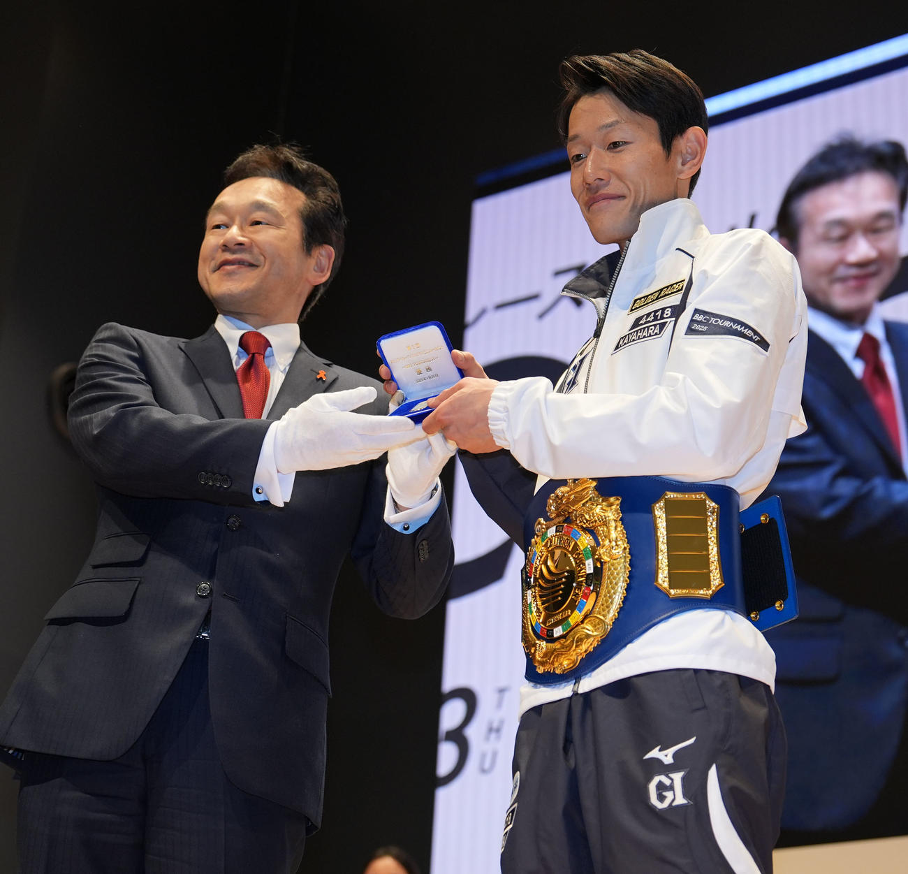 決勝戦を制しインゴッドを受け取る茅原（右）（撮影・森本幸一）