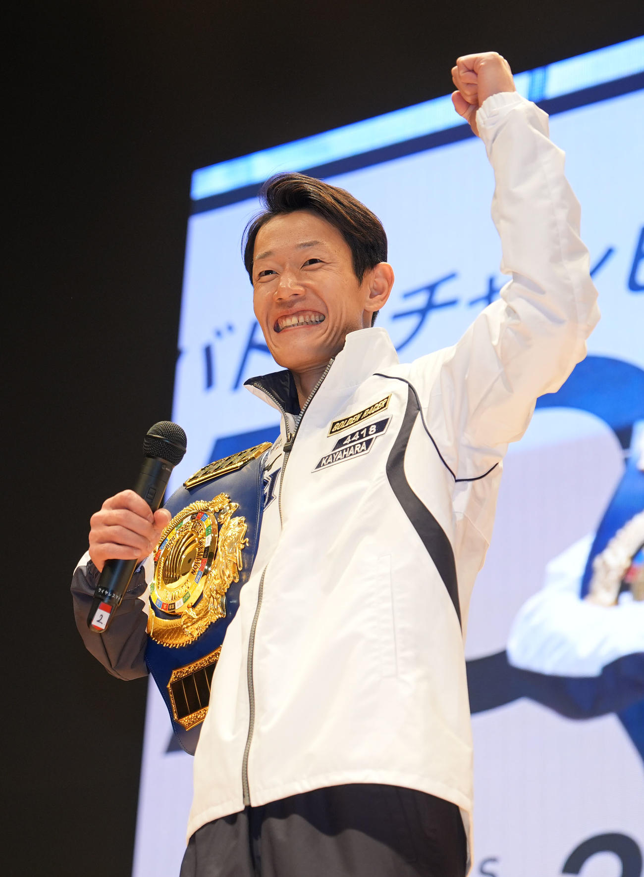 決勝戦を制しベルトを手に拳を掲げる茅原（撮影・森本幸一）