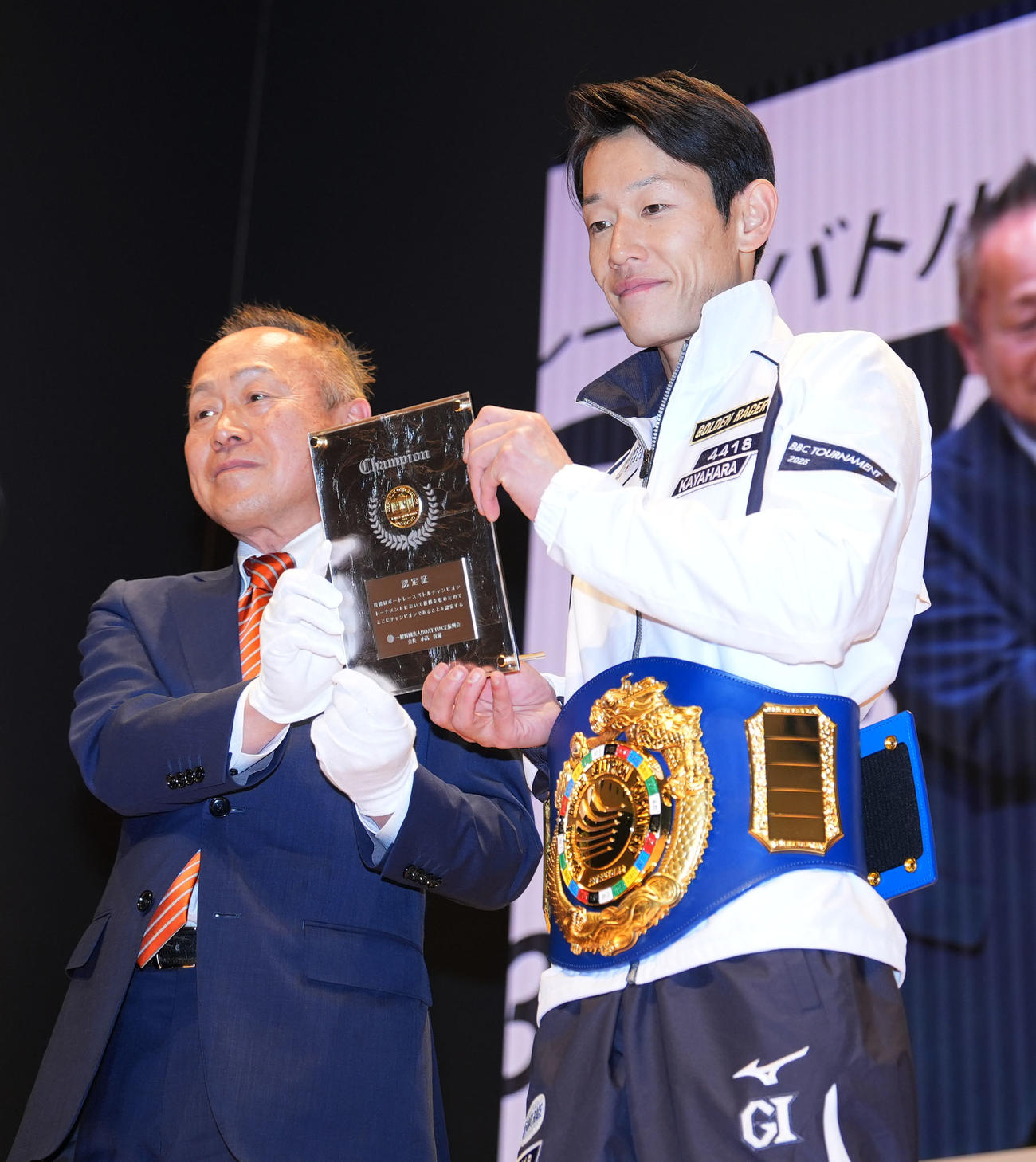 決勝戦を制し記念メダルを受け取る茅原（右）（撮影・森本幸一）
