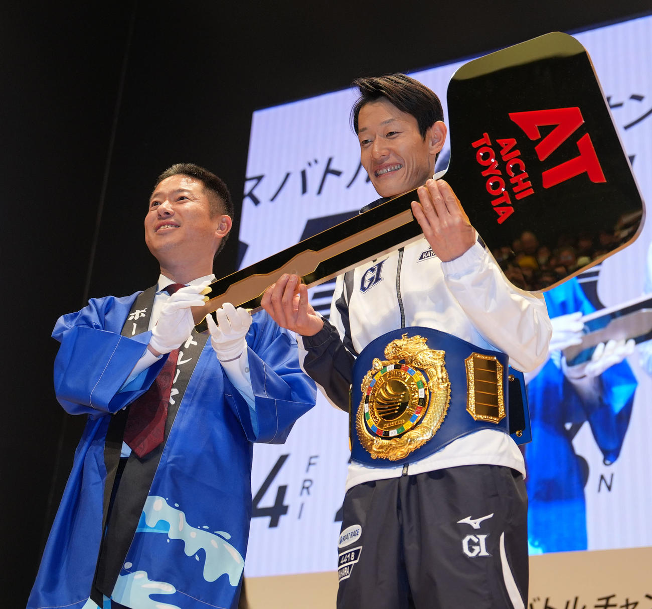 決勝戦を制しベルトを腰に巻き副賞のレプリカキーを受け取る茅原（右）（撮影・森本幸一）