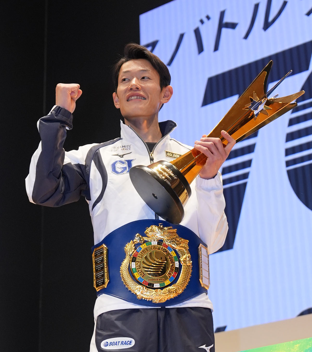 決勝戦を制しベルトを腰に巻きポーズを決める茅原（撮影・森本幸一）