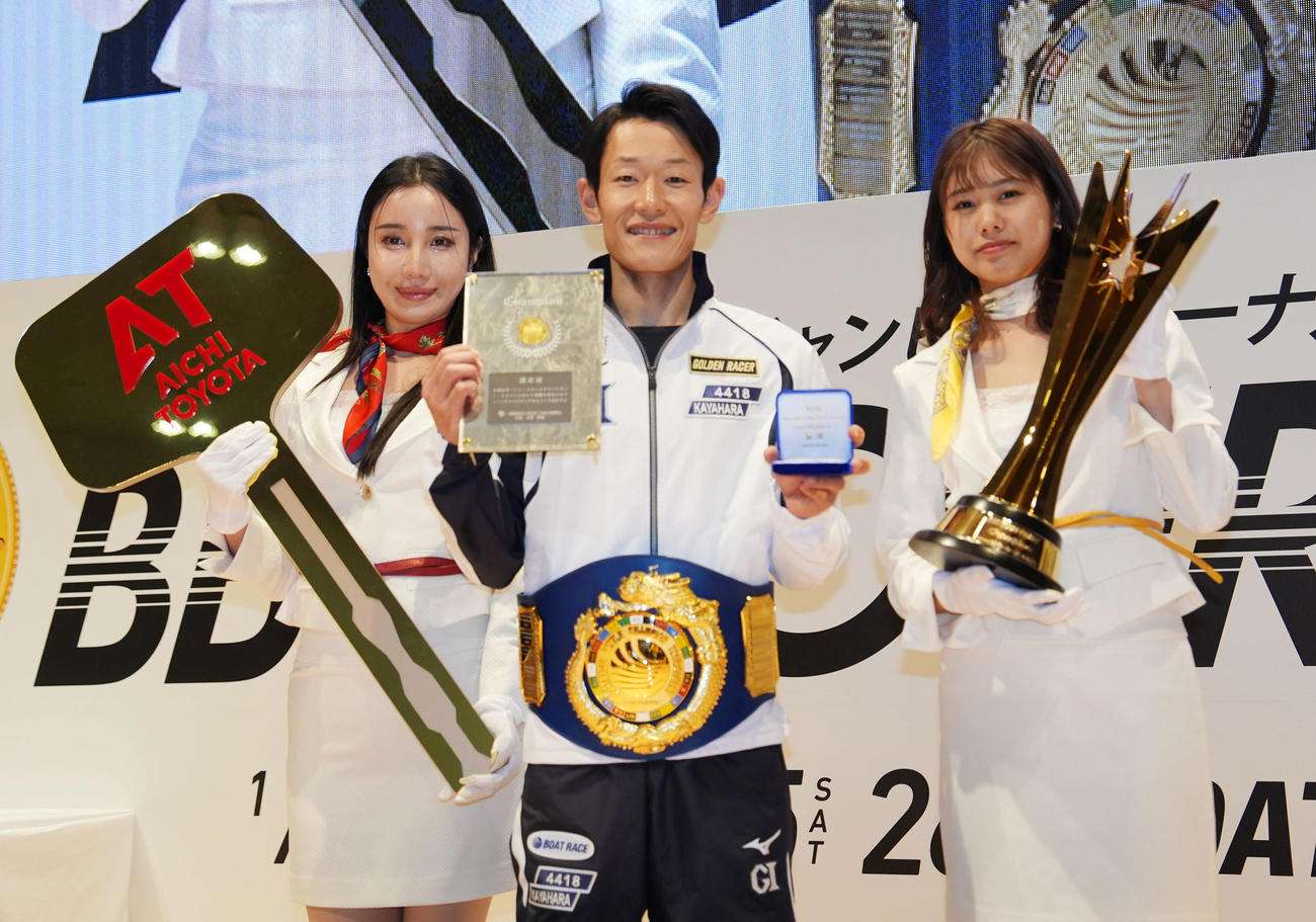 決勝戦を制しベルトを腰に巻きポーズを決める茅原（中央）（撮影・森本幸一）