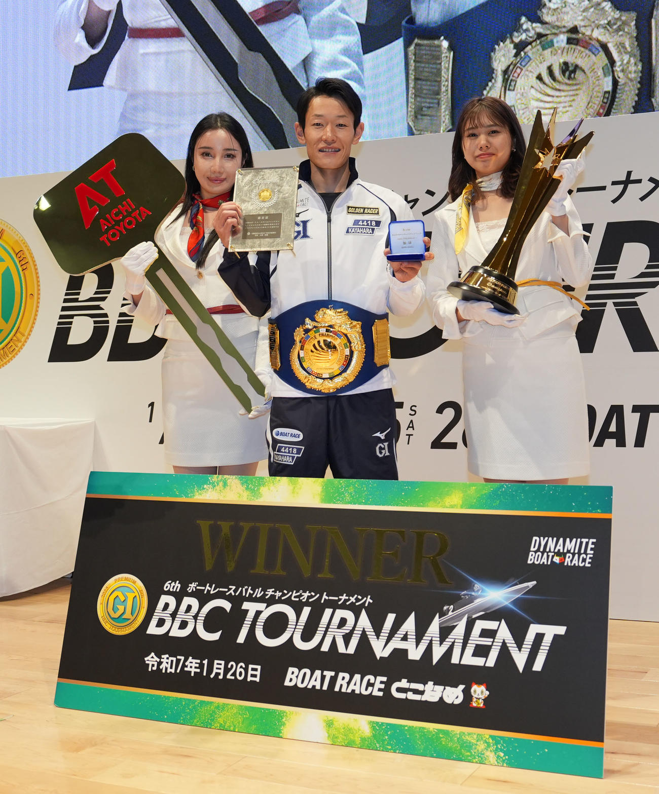 決勝戦を制しベルトを腰に巻きポーズを決める茅原悠紀（撮影・森本幸一）