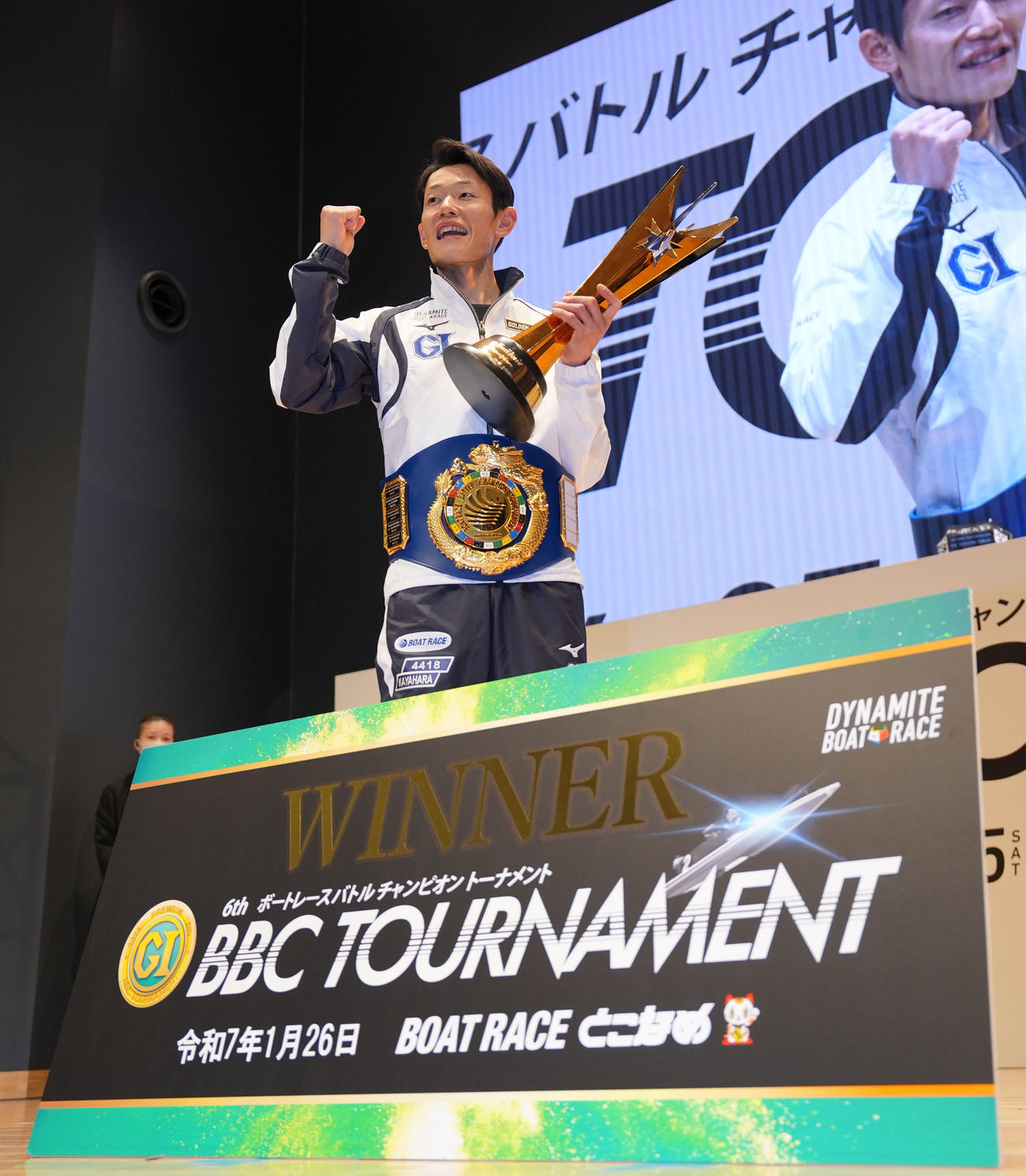 決勝戦を制しベルトを腰に巻きポーズを決める茅原（撮影・森本幸一）