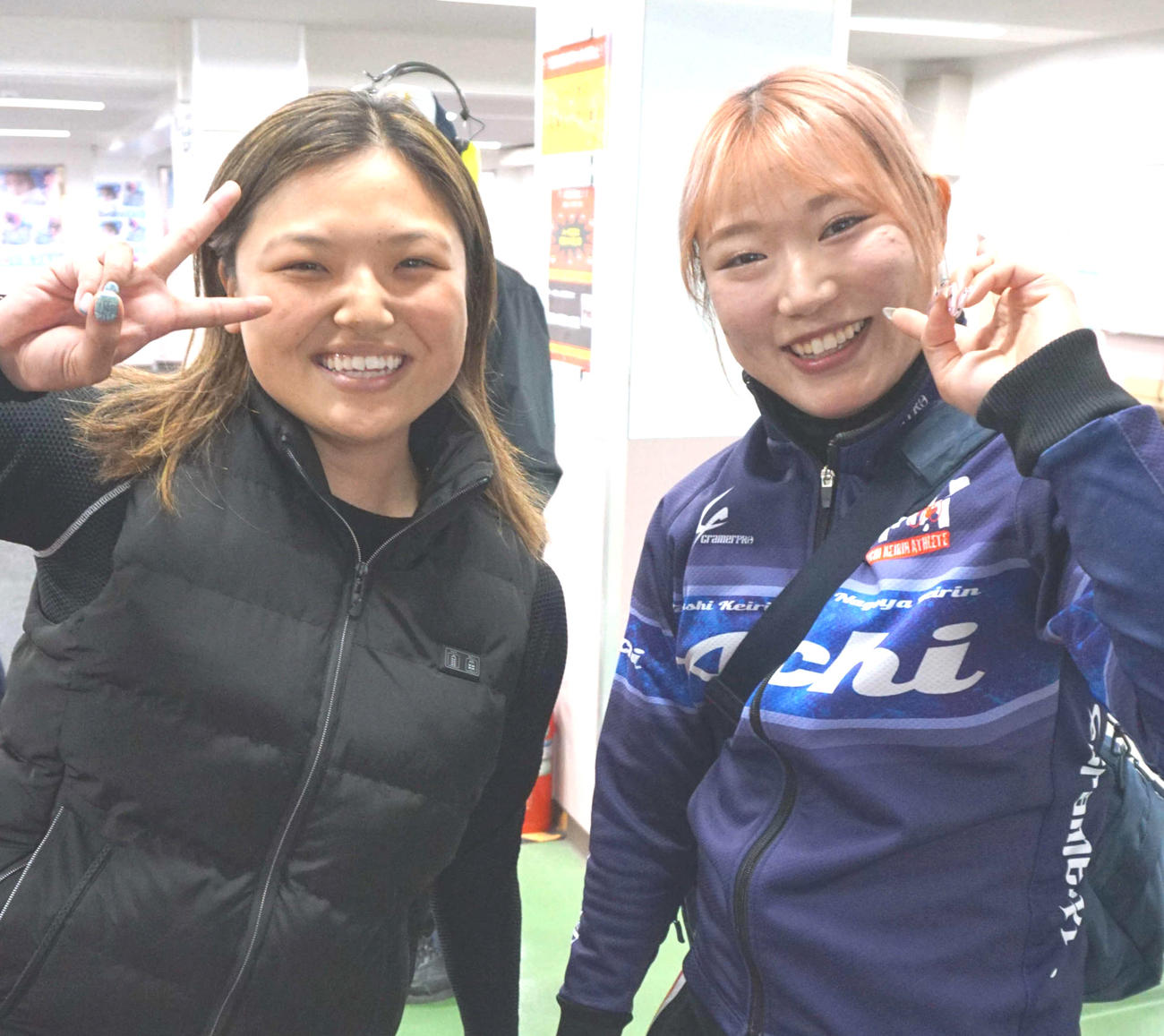 同期の山本さくら（右）と健闘をたたえ合った西脇美唯奈