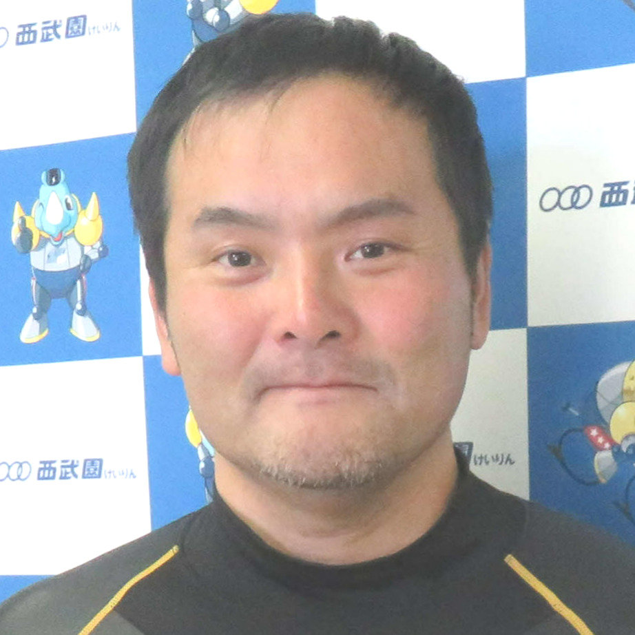 タテ足を駆使して一発を狙う高津晃治