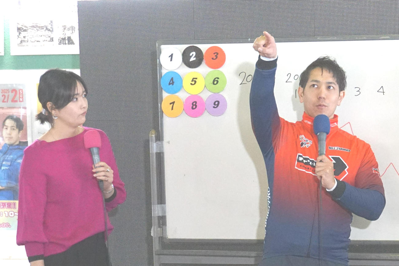 松浦悠士（右）が軽快なトークを披露（左はMCの木三原さくら）