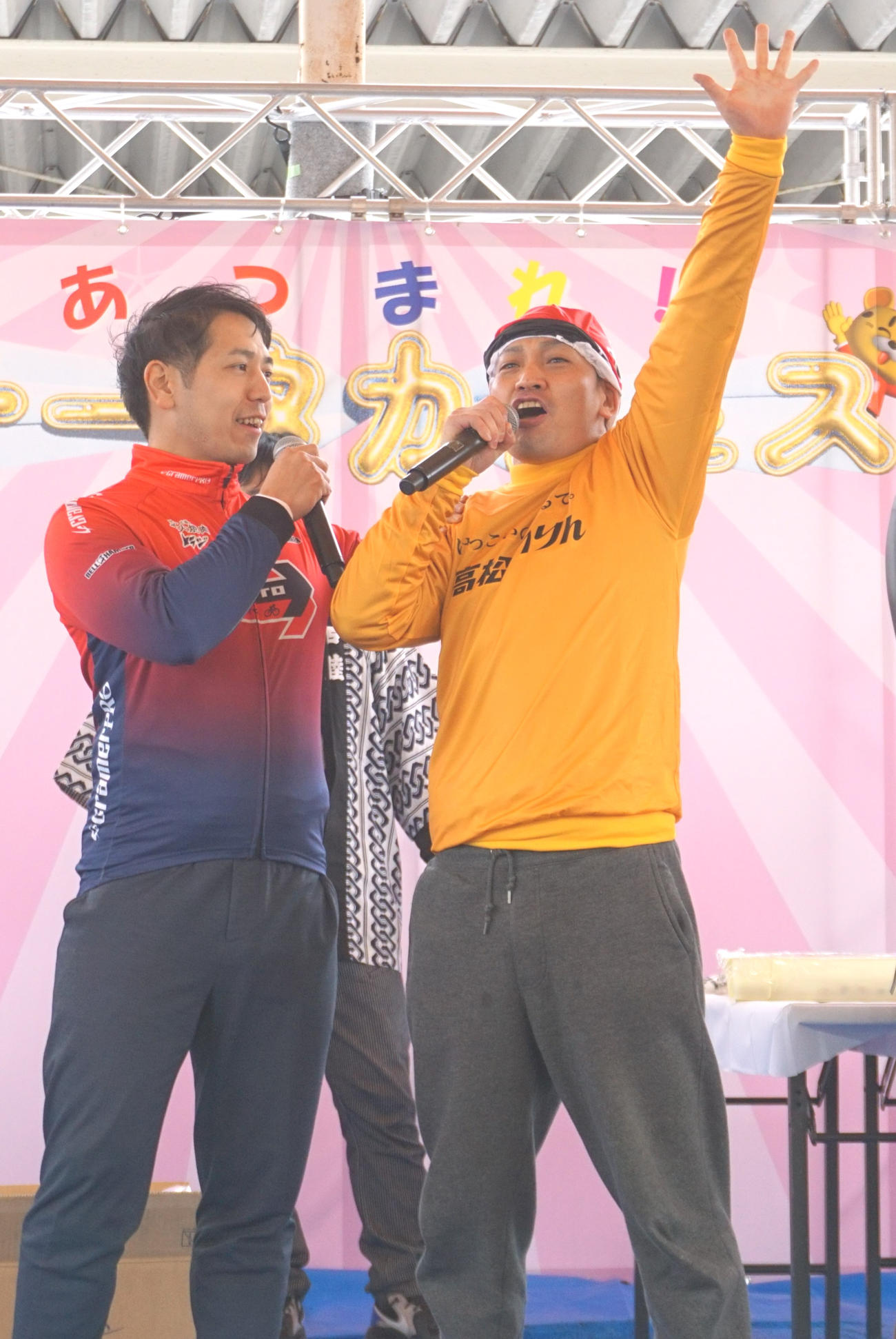 松浦悠士（左）は地元のイベントにも参加して盛り上げた（右は香川支部の玉村元気）